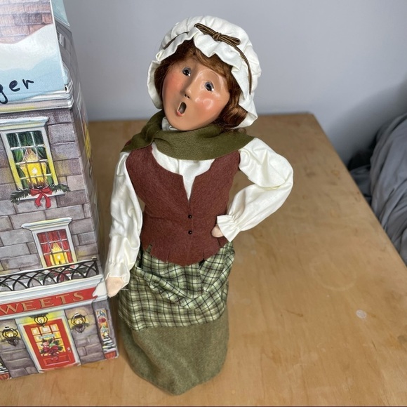 Byers Choice Ltd. The Carolers 2001 Woman Fish Monger Holiday Christmas Figurine - Picture 1 of 7